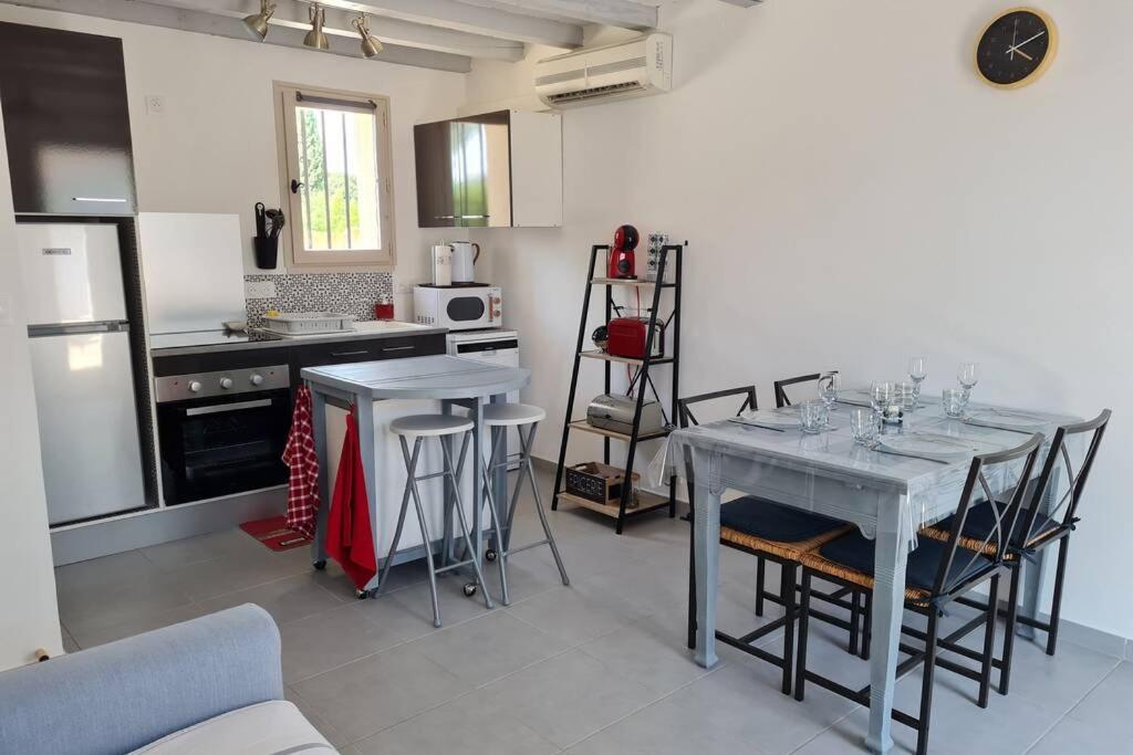 Appart Cosy Avec Son Exterieur Chaleureux,Piscine Et Parking Prive Fontvieille Zewnętrze zdjęcie